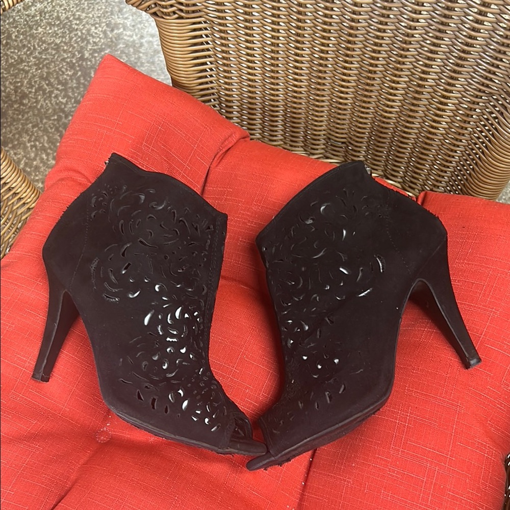 Cato Size 8 Elegant Black Peep-Toe Heels